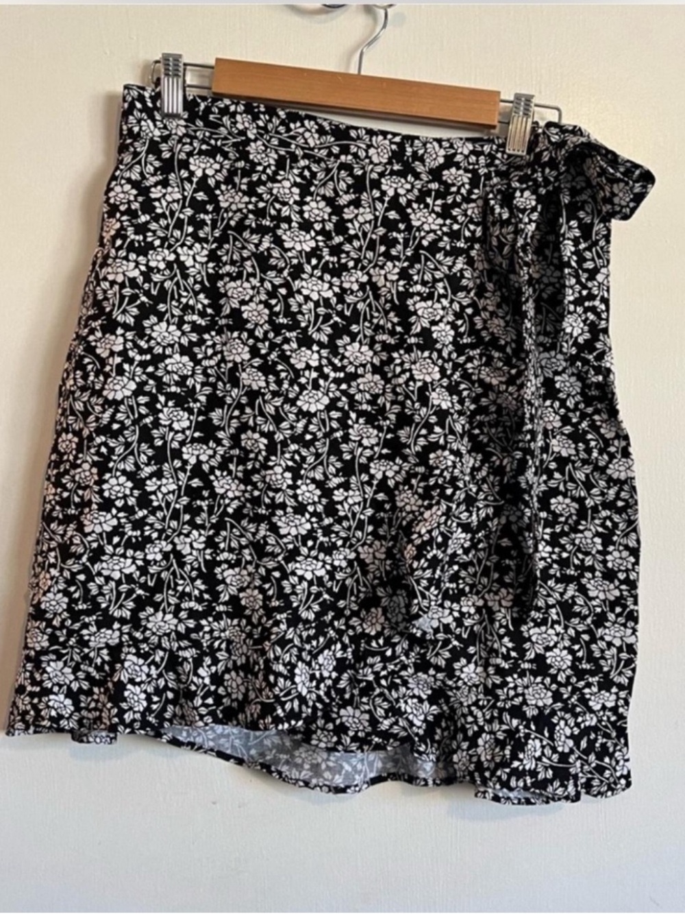 Loft black and white floral ruffle wrap front linen blend mini skirt size 4